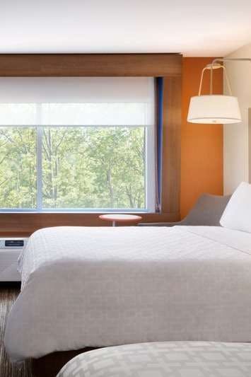 Hotel Holiday Inn Express & Suites Heath Newark photo 2