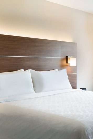 Hotel Holiday Inn Express & Suites Heath Newark photo 1