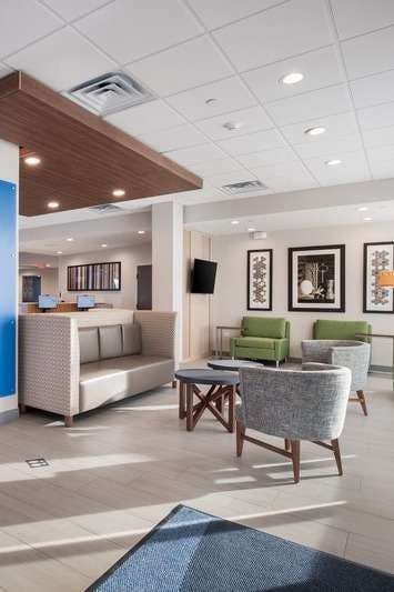 Hotel Holiday Inn Express & Suites Chicago Hoffman Estates photo 5