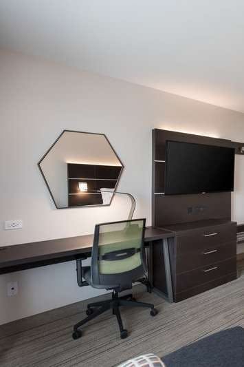Hotel Holiday Inn Express & Suites Chicago Hoffman Estates photo 4