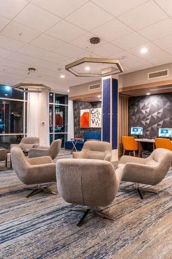 Hotel Holiday Inn Express & Suites Charlottesville photo 5