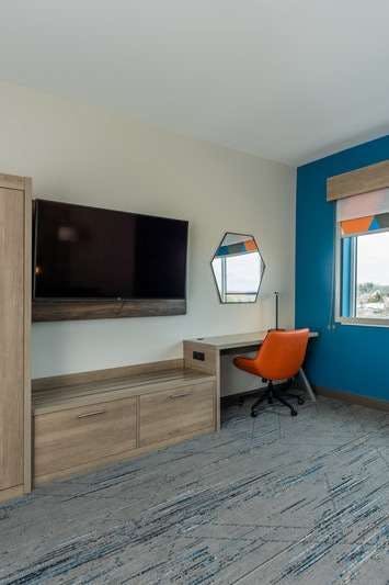 Hotel Holiday Inn Express & Suites Charlottesville photo 3