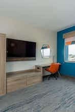 Hotel Holiday Inn Express & Suites Charlottesville photo 3