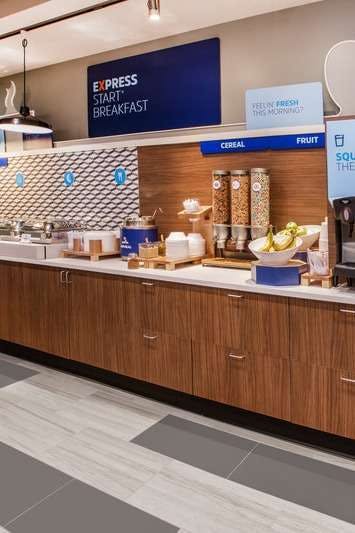 Hotel Holiday Inn Express & Suites Columbus Airport East photo 5