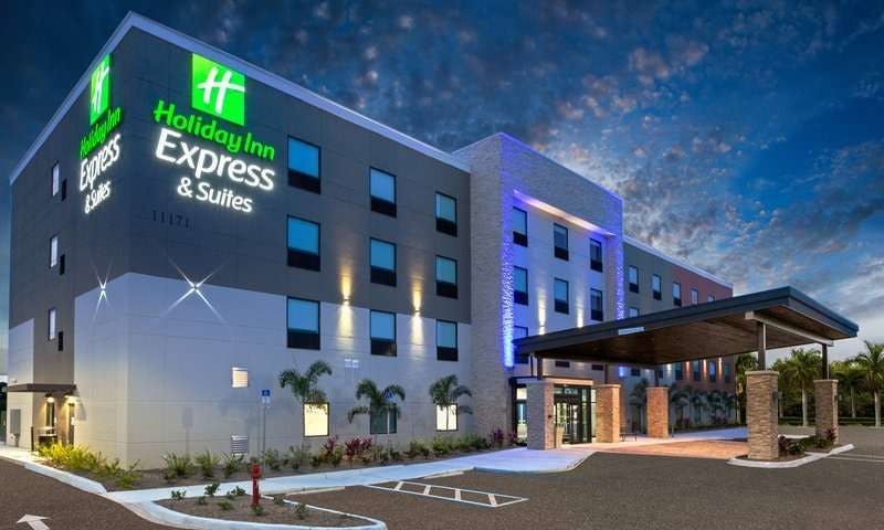 Holiday Inn Express & Suites Ft Myers Beach Sanibel Gateway