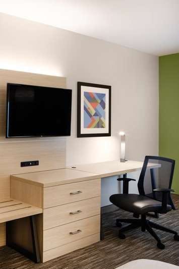 Hotel Holiday Inn Express & Suites Ft Myers Beach Sanibel Gateway photo 4