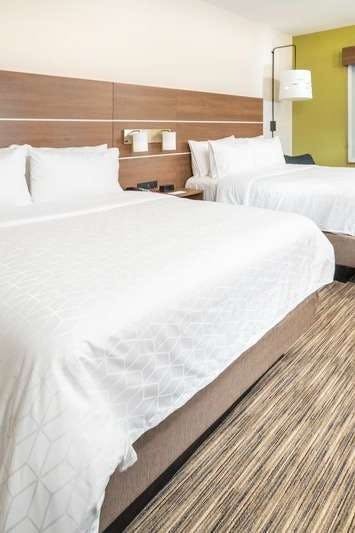 Hotel Holiday Inn Express & Suites Fort Myers Airport photo 2