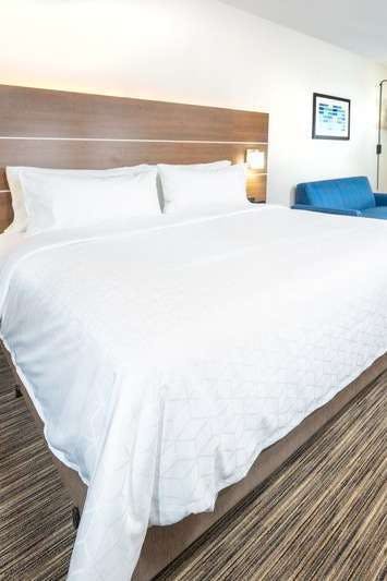 Hotel Holiday Inn Express & Suites Fort Myers Airport photo 1