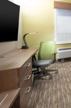 Hotel Holiday Inn Express & Suites Fort Myers Airport photo 4