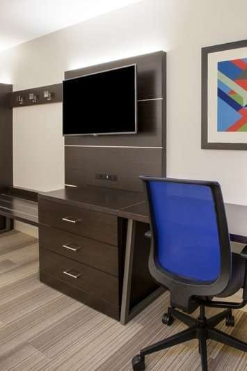 Hotel Holiday Inn Express Gulfport Beach photo 3