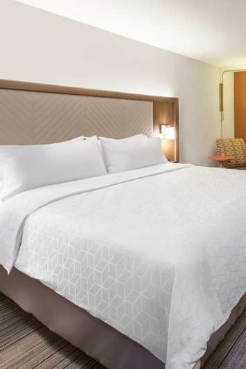 Hotel Holiday Inn Express Gulfport Beach photo 1