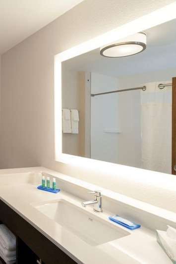 Hotel Holiday Inn Express & Suites Carlisle Southwest – I 81 photo 4
