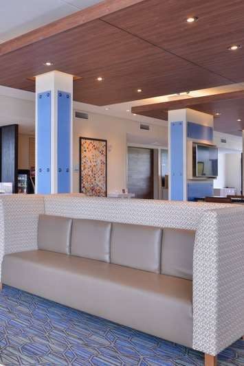 Hotel Holiday Inn Express & Suites Olathe West photo 4