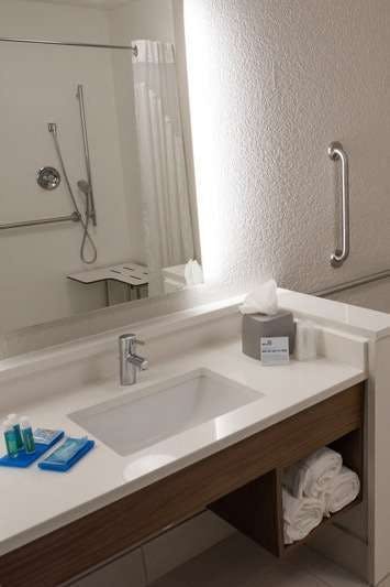 Hotel Holiday Inn Express & Suites Fort Wayne North photo 4