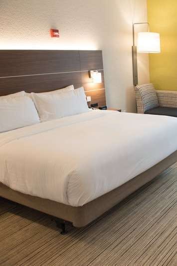 Hotel Holiday Inn Express & Suites Fort Wayne North photo 1