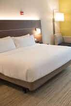 Hotel Holiday Inn Express & Suites Fort Wayne North photo 1