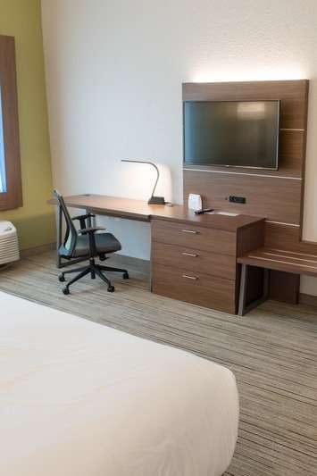 Hotel Holiday Inn Express & Suites Fort Wayne North photo 3