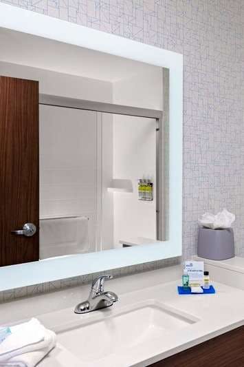 Hotel Holiday Inn Express & Suites Madison photo 4