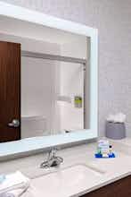 Hotel Holiday Inn Express & Suites Madison photo 4