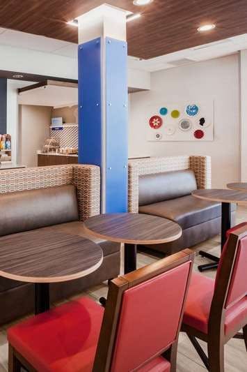 Hotel Holiday Inn Express & Suites Moody Leeds photo 5