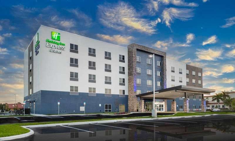 Holiday Inn Express & Suites Fort Myers Airport