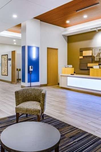 Hotel Holiday Inn Express & Suites Lincoln Downtown photo 5