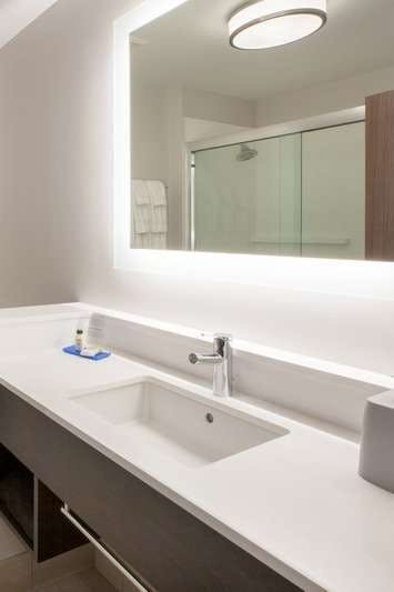 Hotel Holiday Inn Express & Suites Lincoln Downtown photo 4