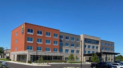 Holiday Inn Express & Suites Madison West Middleton