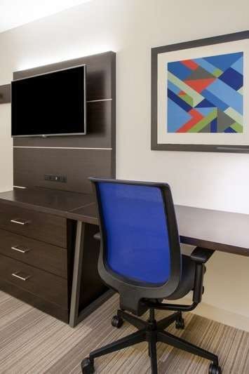 Hotel Holiday Inn Express & Suites Madison West Middleton photo 3