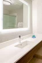 Hotel Holiday Inn Express & Suites Madison West Middleton photo 4