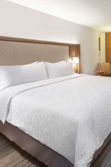 Hotel Holiday Inn Express & Suites Madison West Middleton photo 1