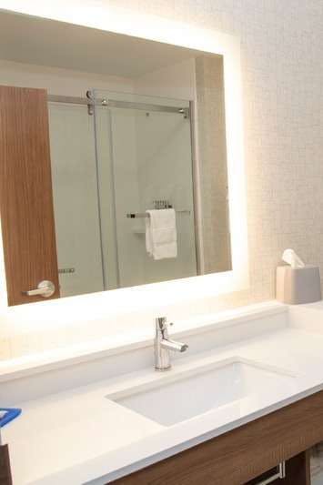 Hotel Holiday Inn Express & Suites Marion photo 4