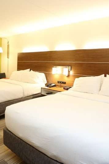 Hotel Holiday Inn Express & Suites Newport News photo 2