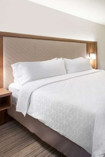 Hotel Holiday Inn Express & Suites Gilbert – Mesa Gateway Airport photo 1