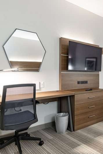 Hotel Holiday Inn Express & Suites Moundsville photo 5