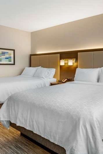 Hotel Holiday Inn Express & Suites Phoenix Dwtn State Capitol photo 2