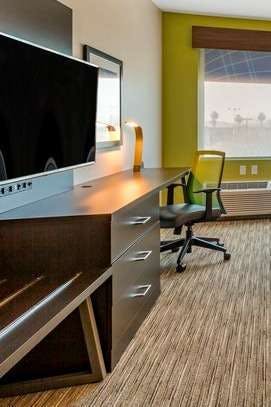 Hotel Holiday Inn Express & Suites Phoenix Dwtn State Capitol photo 3