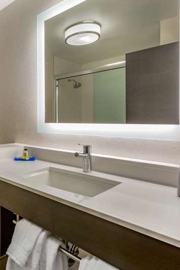 Hotel Holiday Inn Express & Suites Phoenix Dwtn State Capitol photo 5