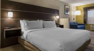 Holiday Inn Express & Suites Chicago West St Charles