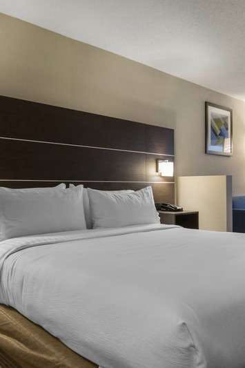 Hotel Holiday Inn Express & Suites Chicago West St Charles photo 1