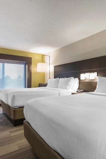 Hotel Holiday Inn Express & Suites Chicago West St Charles photo 2