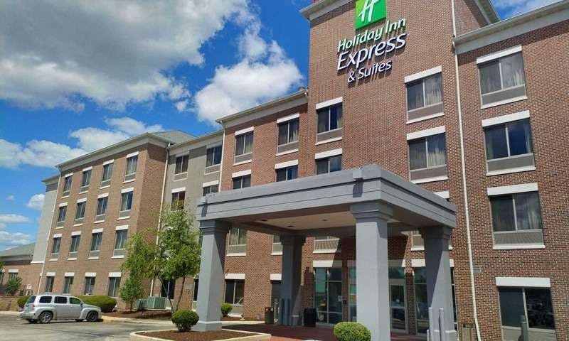 Holiday Inn Express & Suites Milwaukee Nw – Park Place