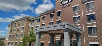 Holiday Inn Express & Suites Milwaukee Nw – Park Place