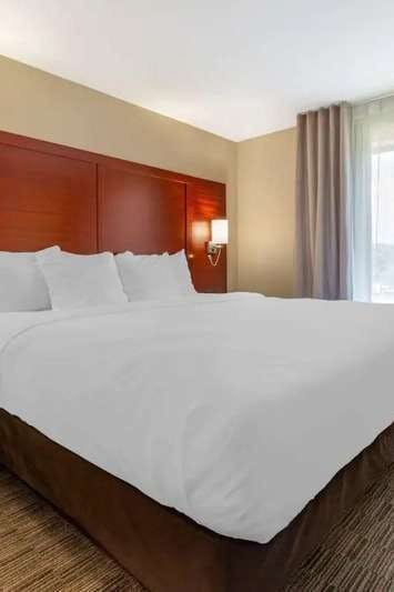 Hotel Holiday Inn Express & Suites Milwaukee Nw – Park Place photo 1