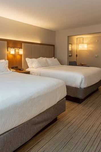 Hotel Holiday Inn Express & Suites Milwaukee Nw – Park Place photo 2