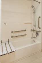 Hotel Holiday Inn Express & Suites Detroit Dearborn photo 5