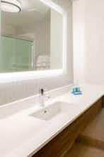 Hotel Holiday Inn Express & Suites Detroit Dearborn photo 4