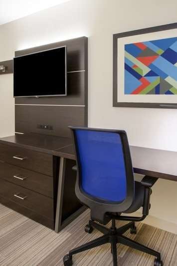 Hotel Holiday Inn Express & Suites Detroit Dearborn photo 3