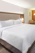 Hotel Holiday Inn Express & Suites Detroit Dearborn photo 1