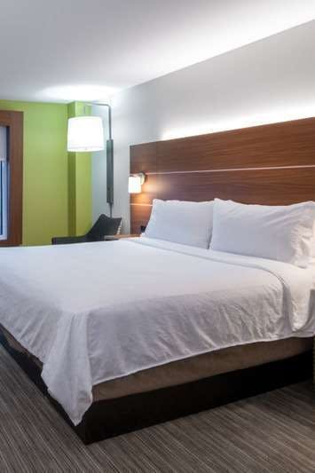 Hotel Holiday Inn Express & Suites Arlington (I 20 Parks Mall) photo 1